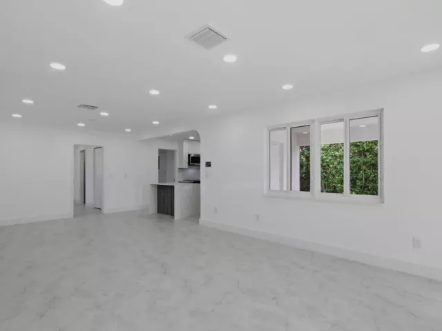 Продажа дома по адресу 401 SE 1st Avenue - фото 9278794