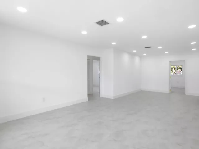 Продажа дома по адресу 401 SE 1st Avenue - фото 9278796