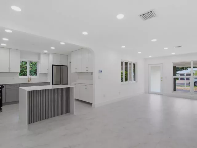 Продажа дома по адресу 401 SE 1st Avenue - фото 9278798