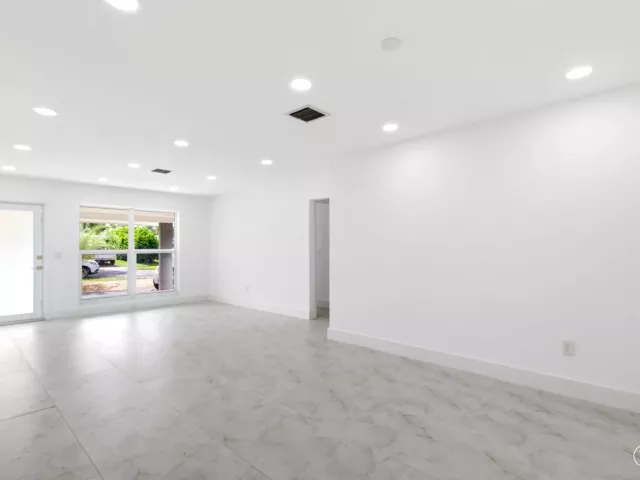 Продажа дома по адресу 401 SE 1st Avenue - фото 9278800