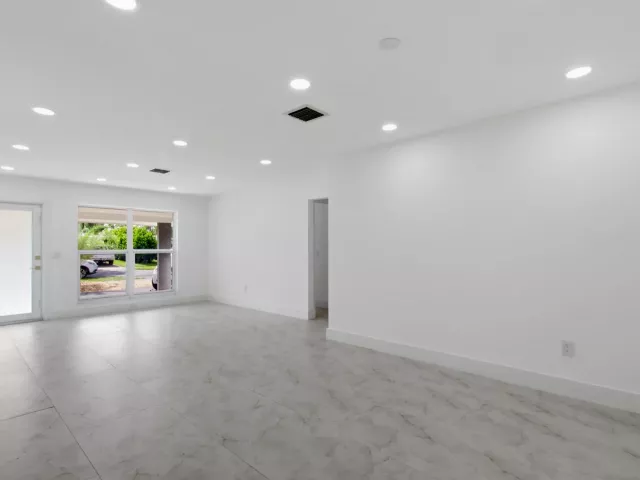 Продажа дома по адресу 401 SE 1st Avenue - фото 9278807