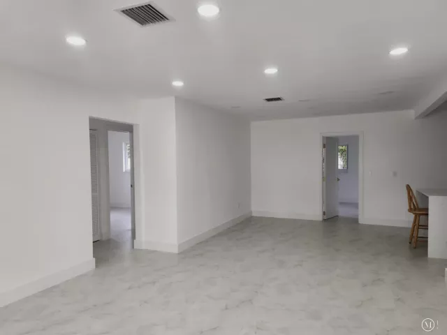 Продажа дома по адресу 401 SE 1st Avenue - фото 9278742