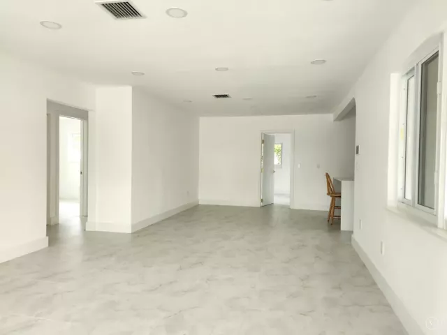 Продажа дома по адресу 401 SE 1st Avenue - фото 9278747