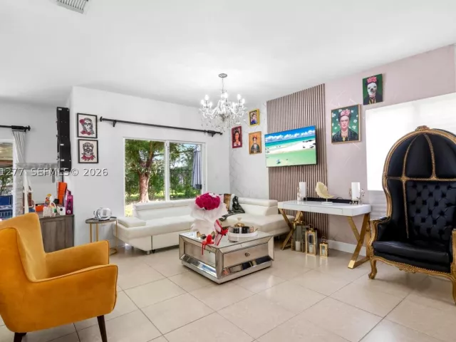 Продажа дома по адресу 357 NE 35th Ter - фото 8882960
