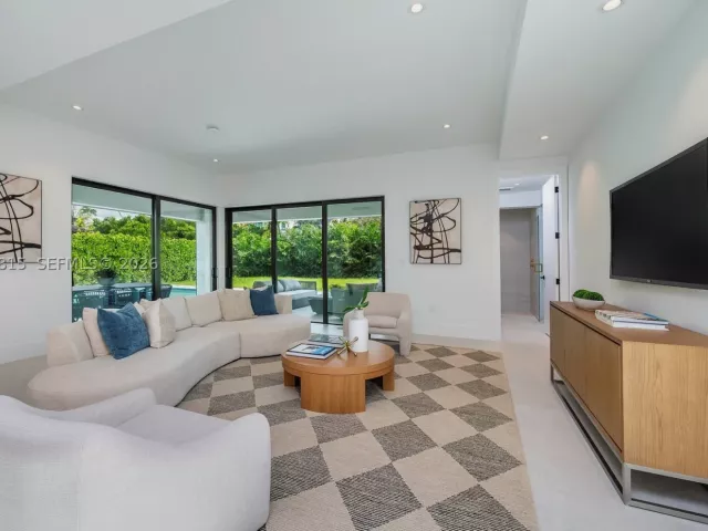 Продажа дома по адресу 6415 SW 83rd St - фото 8918158