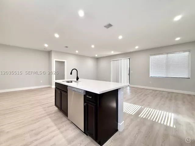 Продажа дома по адресу 2159 SE 1st St - фото 8883980
