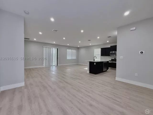 Продажа дома по адресу 2159 SE 1st St - фото 8883981