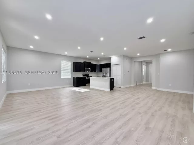 Продажа дома по адресу 2159 SE 1st St - фото 8883982