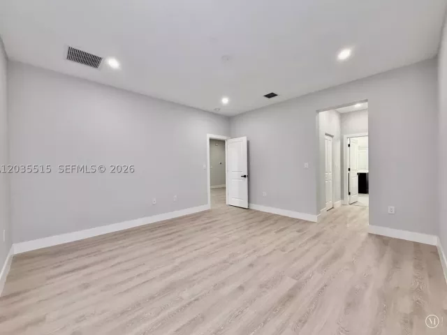 Продажа дома по адресу 2159 SE 1st St - фото 8883983