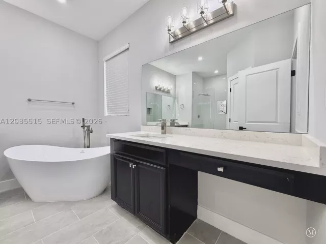 Продажа дома по адресу 2159 SE 1st St - фото 8883988