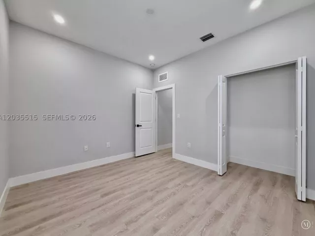 Продажа дома по адресу 2159 SE 1st St - фото 8883990