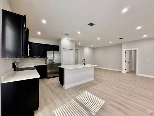 Продажа дома по адресу 2159 SE 1st St - фото 8883976