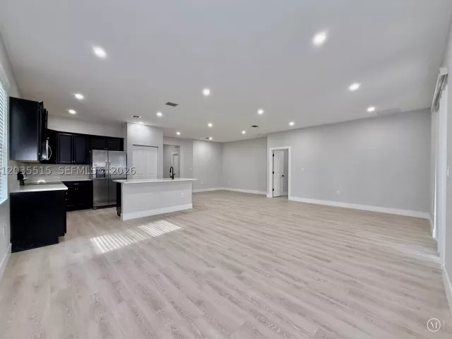 Продажа дома по адресу 2159 SE 1st St - фото 8883977