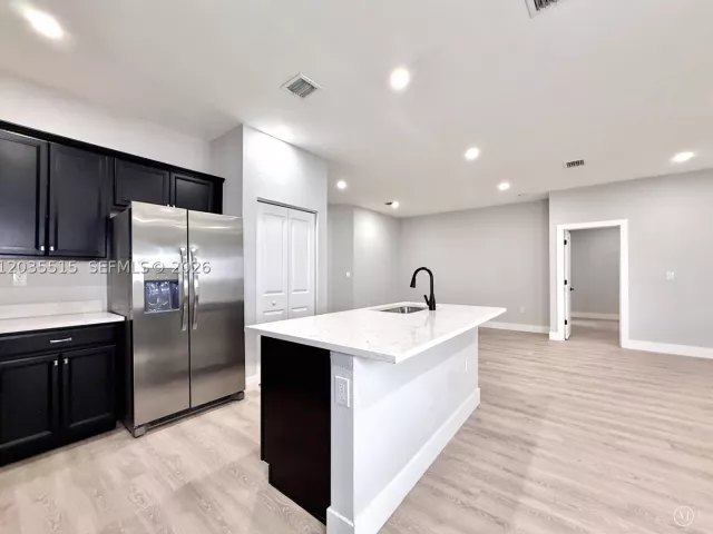Продажа дома по адресу 2159 SE 1st St - фото 8883978