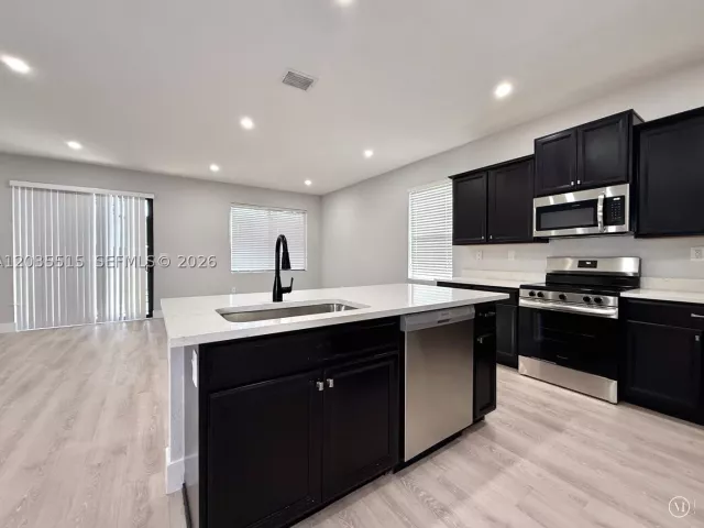 Продажа дома по адресу 2159 SE 1st St - фото 8883979