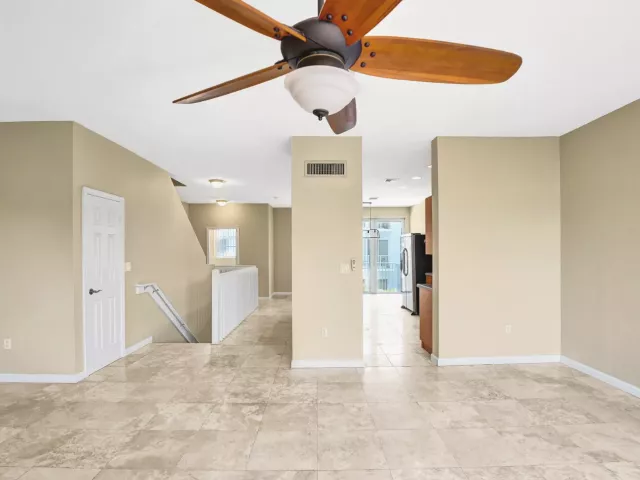 Продажа дома по адресу 2725 NE 8th Avenue 104 - фото 8893596