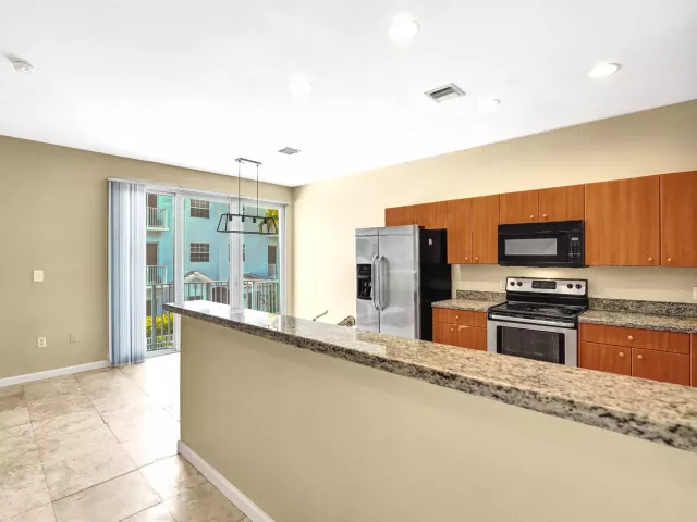Продажа дома по адресу 2725 NE 8th Avenue 104 - фото 8893597