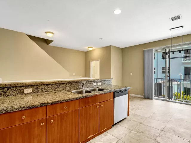 Продажа дома по адресу 2725 NE 8th Avenue 104 - фото 8893602