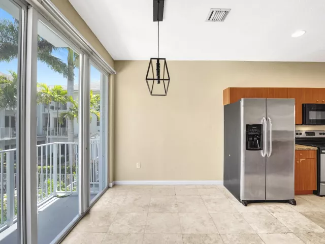 Продажа дома по адресу 2725 NE 8th Avenue 104 - фото 8893603