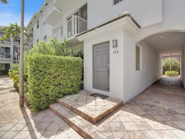 Продажа дома по адресу 2725 NE 8th Avenue 104 - фото 8893586