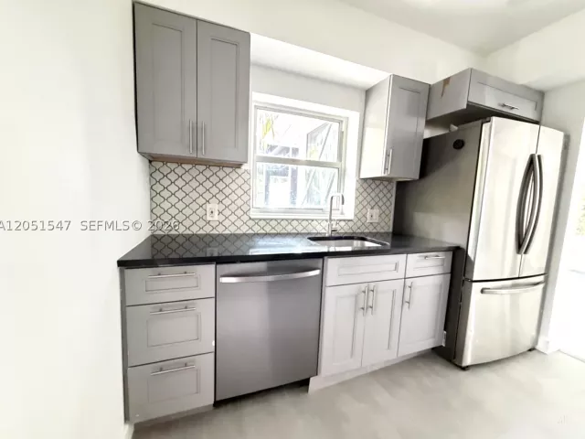 Продажа дома по адресу 859 NE 115th St - фото 8887729