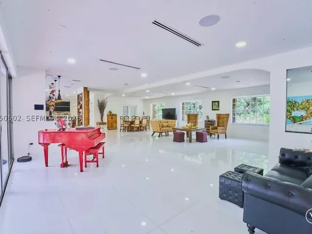Продажа дома по адресу 21601 SW 154th Ave - фото 8888060
