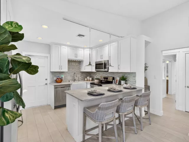 Продажа дома по адресу 1318 SE 12TH Way - фото 8900295