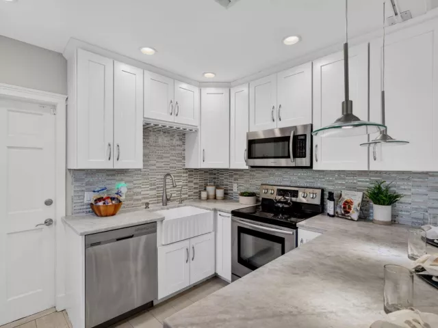 Продажа дома по адресу 1318 SE 12TH Way - фото 8900296