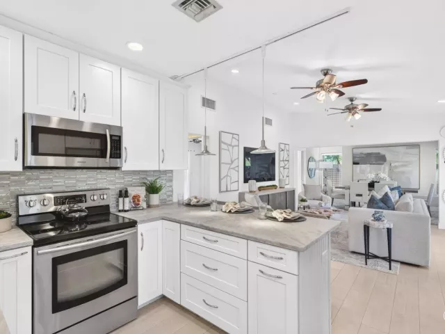 Продажа дома по адресу 1318 SE 12TH Way - фото 8900298
