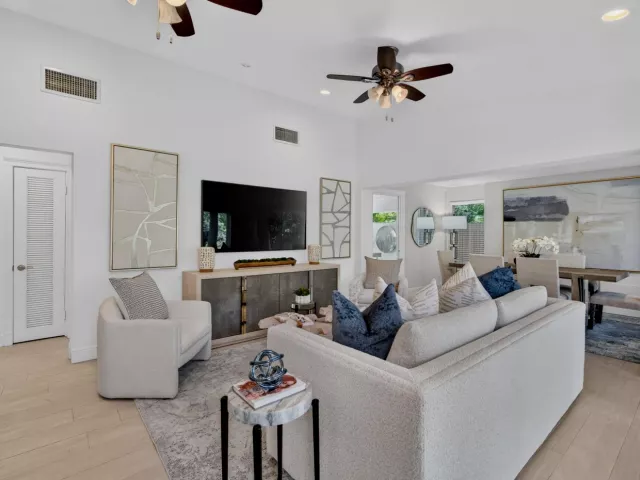 Продажа дома по адресу 1318 SE 12TH Way - фото 8900289