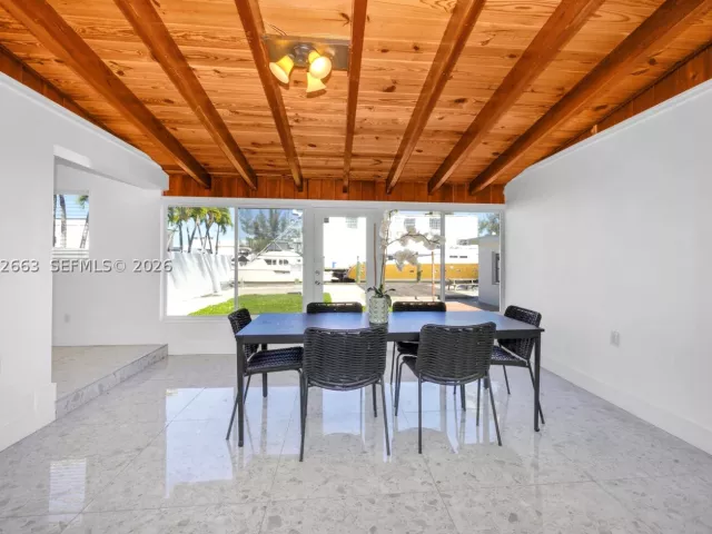 Продажа дома по адресу 3551 NW 20th St - фото 8887235