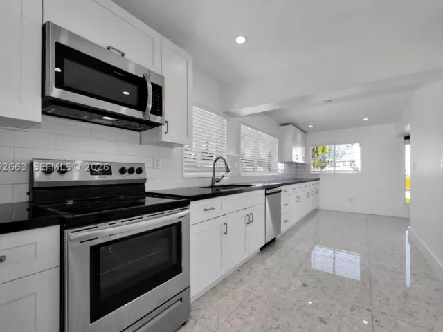 Продажа дома по адресу 3551 NW 20th St - фото 8887237