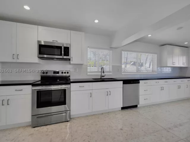 Продажа дома по адресу 3551 NW 20th St - фото 8887238
