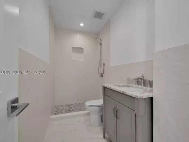 Продажа дома по адресу 3551 NW 20th St - фото 8887245