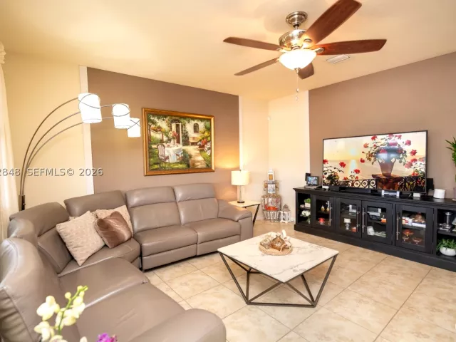 Продажа дома по адресу 132 NE 26th Ave - фото 8922179