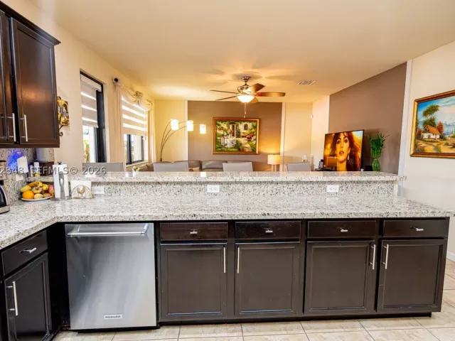 Продажа дома по адресу 132 NE 26th Ave - фото 8922180