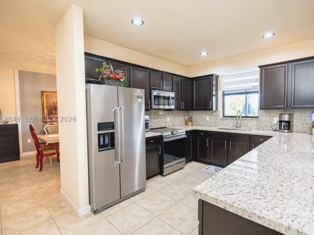 Продажа дома по адресу 132 NE 26th Ave - фото 8922182