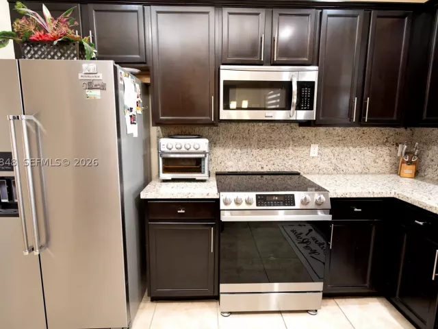 Продажа дома по адресу 132 NE 26th Ave - фото 8922183