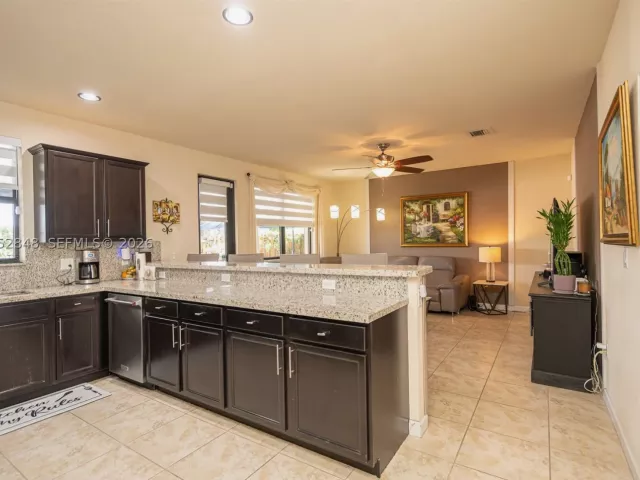 Продажа дома по адресу 132 NE 26th Ave - фото 8922184
