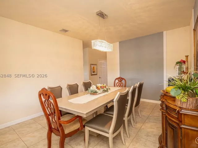 Продажа дома по адресу 132 NE 26th Ave - фото 8922186