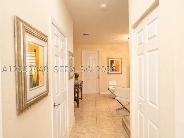 Продажа дома по адресу 132 NE 26th Ave - фото 8922188