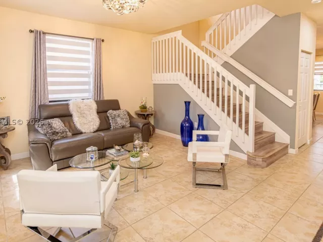 Продажа дома по адресу 132 NE 26th Ave - фото 8922189