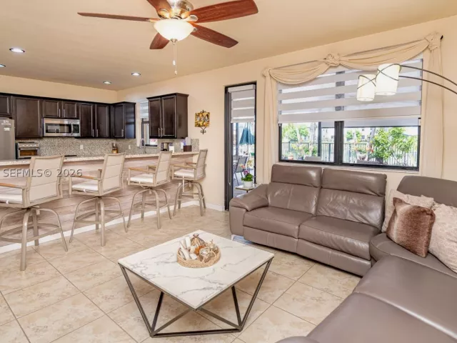 Продажа дома по адресу 132 NE 26th Ave - фото 8922176