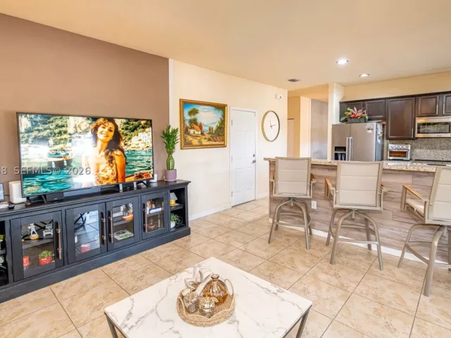 Продажа дома по адресу 132 NE 26th Ave - фото 8922177