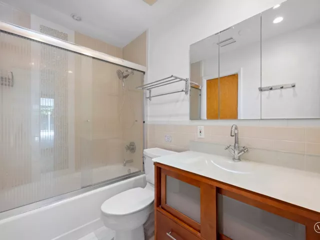 Продажа дома по адресу 19711 NE 21ST Court - фото 8889236
