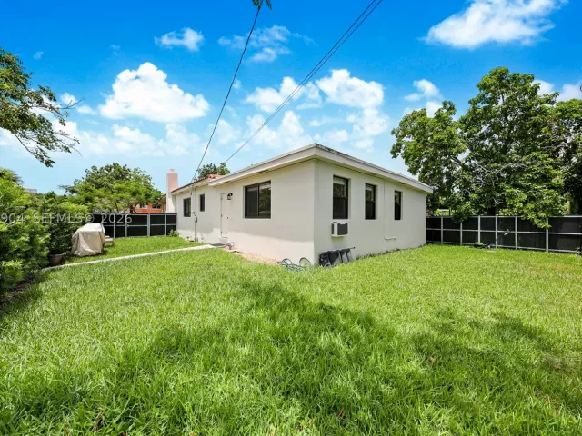 Продажа дома по адресу 3640 SW 11th St - фото 8900857
