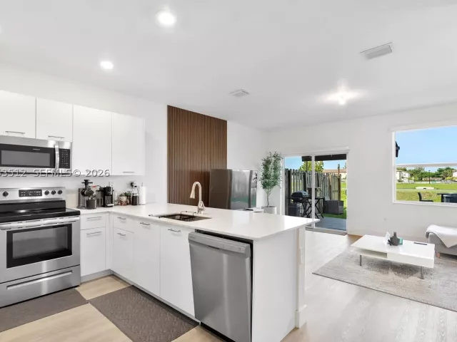 Продажа дома по адресу 12424 NW 23rd Ct - фото 8889900