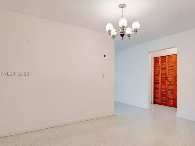 Продажа дома по адресу 6560 SW 34th St - фото 8912405