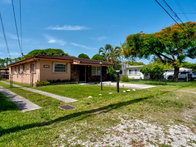 Продажа дома по адресу 6560 SW 34th St - фото 8912397