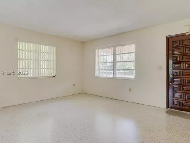 Продажа дома по адресу 6560 SW 34th St - фото 8912401